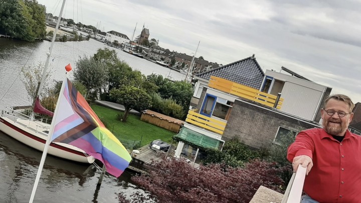 Bij Arie van Barneveld wappert sinds de zomer de Regenboogvlag.