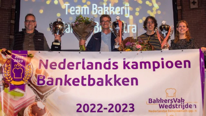 Marten Boonstra en zijn team worden gehuldigd als Nederlands kampioen Banketbakken 2022-2023.