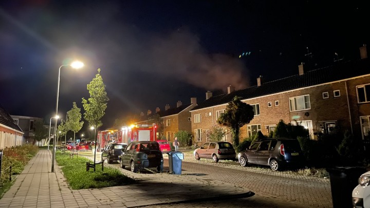 De buitenbrand was in de achtertuin van een woning in de Roerdompstraat. (Foto: Robin Kiestra) 