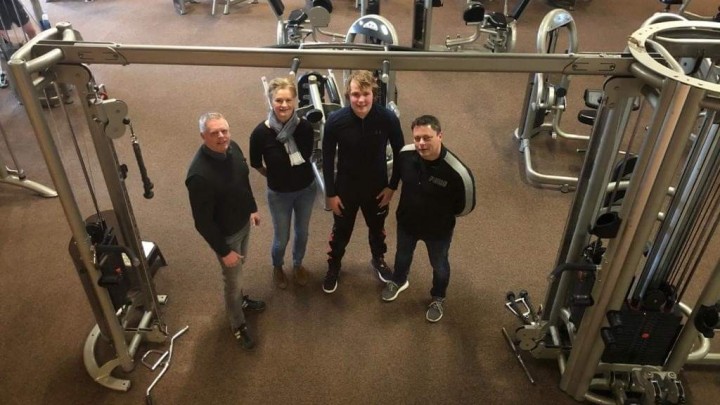Andries de Vries, Nicolien Hogeboom en Dirjan Bouma poseren in ‘hun’ fitnesscentrum. Rechts Ron Boom. (Foto: Sportingrou)