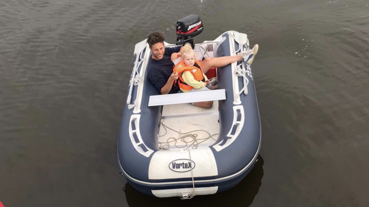 Harmen Brouwer en zijn dochtertje voeren in deze rubberboot (te snel) achter een luchtballon aan.