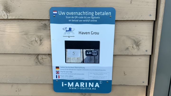 In de Hellingshaven wordt op een bordje uitgelegd hoe i-Marina werkt.