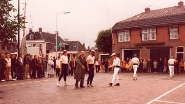 1979 - Kaatsen in het centrum van Grou. (Foto: Frans Bakker)