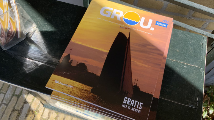 Het GROU Magazine ligt op veel druk bezochte plekken in Grou, zoals hier bij It Poartehûs.