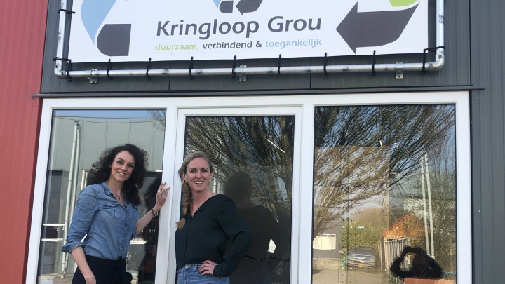 Anja Bouma uit Leeuwarden (links) en Linda Hof uit Akkrum nemen Kringloopwinkel Grou over.