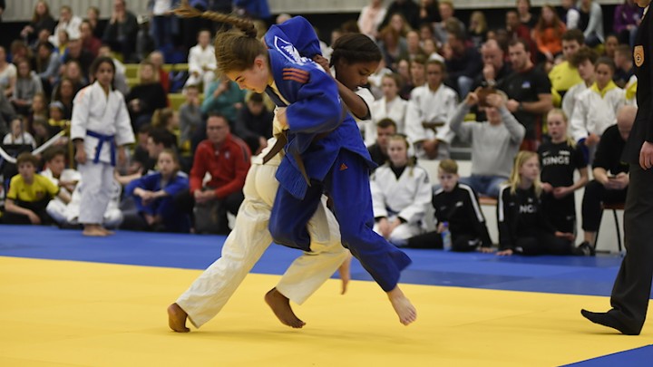 Milou (in het blauwe pak) in actie tijdens gewonnen NK finale afgelopen jaar.