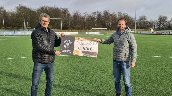 Bakker Marten Boonstra (links) overhandigt de cheque ter waarde van 800 euro aan Klaas Siderius van GAVC.