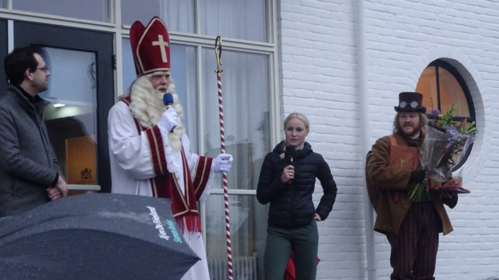 Sint Piter zet Marijke Groenewoud in het zonnetje. Links Evert Stellingwerf. (Foto: Klaas Stelma)