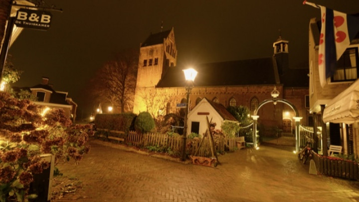De Sint Piterkerk bij avondlicht. (Foto: Jannes Postma)