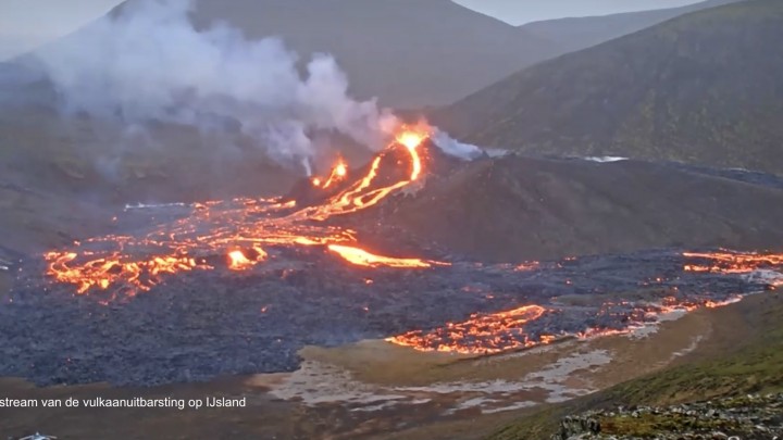 Foto van de livebeelden van de uitbarsting van de vulkaan op IJsland.