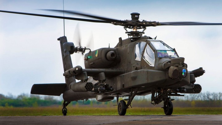 Een Apache gevechtshelikopter van het Defensie Helikopter Commando (DHC).