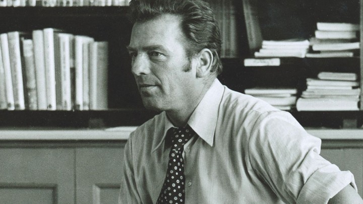 Bareld de Vries voor zijn klas in 1978. Foto uit het boek 'Geschiedenis van het onderwijs in Grou'.