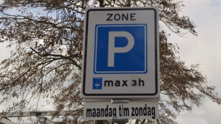 Aan de Suderkade is een 'blauwe zone' gerealiseerd, waar bezoekers maximaal 3 uur mogen parkeren.