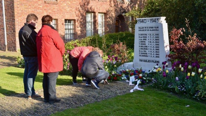 Grousters leggen bloemen bij het monument aan de Stationsweg, tijdens de herdenking van 2019.