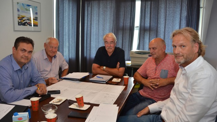 De bouwcommissie met o.m. Sjoerd Tjepkema (aannemer), Gerard Frijling (vz St. Play Skate) Harm Visser (vz Bouwcommissie) en Age Jongbloed (BV Sport).