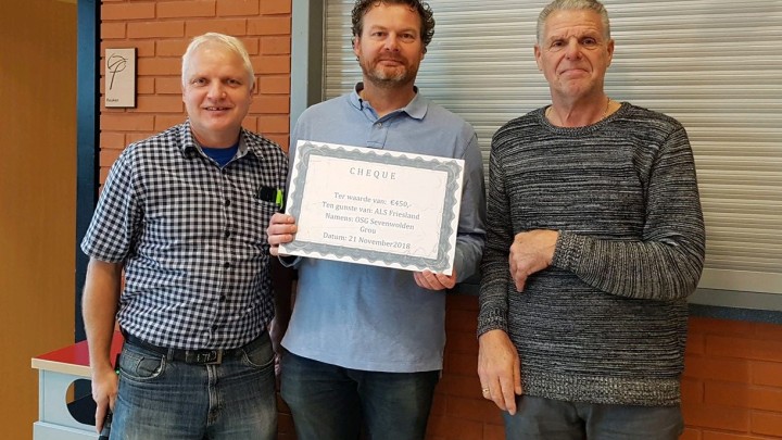 De heren Bleeker en De Haan van ALS Friesland kregen de cheque uit handen van facilitair medewerker Cor Kleinhuis van Sevenwolden (links).