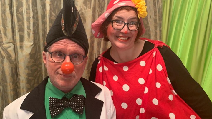 Clowns Arthur Pirenne (links) en Carol Ann Stiekema volgen 'De Zoeker van Grou' op.