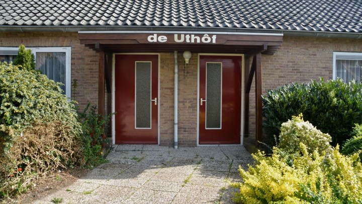 Opbaar- en condoleancecentrum De Uthôf, gevestigd in twee voormalige bejaardenwoningen aan de Lynbaanstrjitte.