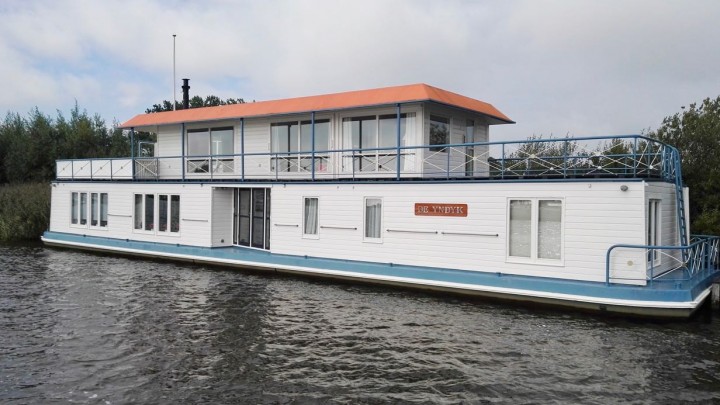 De markante woonboot De Yndyk verhuist van de Minne Finne naar De Burd.