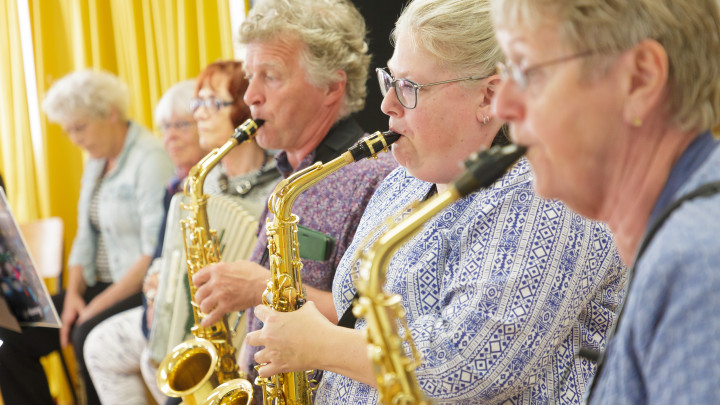 De saxofoonsectie van het Orkest foar Elkenien. (Foto: Simon van der Woude)