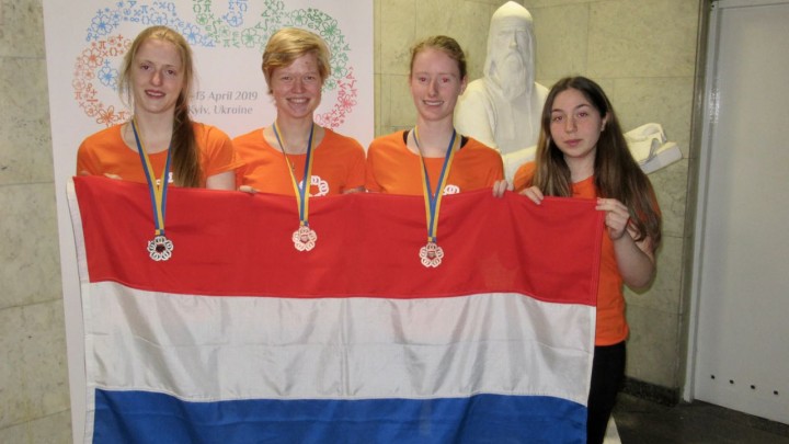 Het Nederlandse team met hun medailles. V.l.n.r.: Floor, Hanne, Sièna, Ana.
