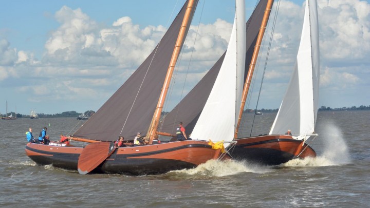 It Doarp Grou (links) op De Fluezen boord aan boord met het Woudsender skûtsje.