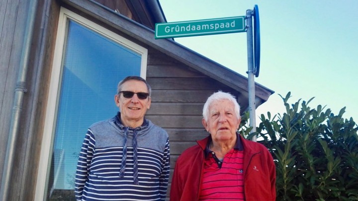 Nol Gosman (links) en Sybren van der Vlugt bij het bordje met de naam Grûndaamspaad.