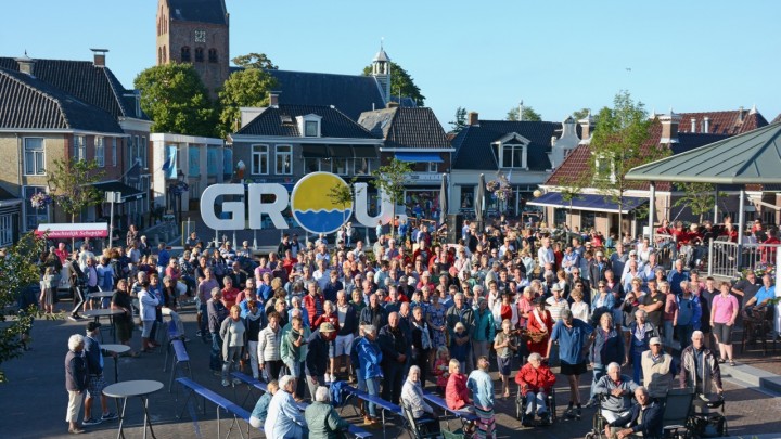 Eind juni van dit jaar kwamen veel Grousters samen om het vernieuwde plein feestelijk te openen. (Foto: Jikkie Cats)