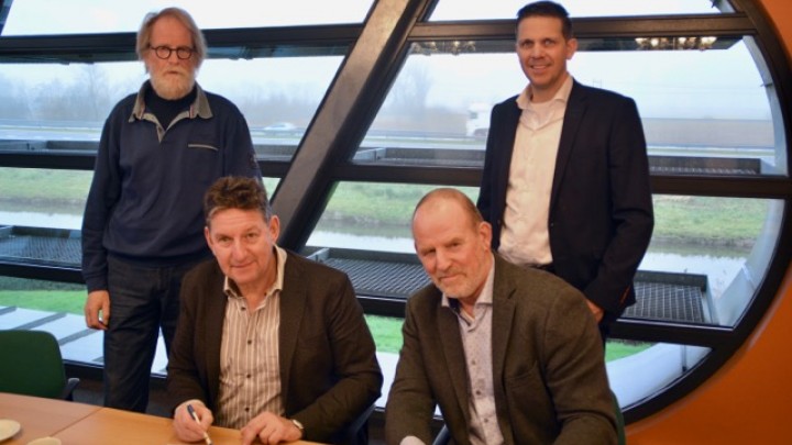 Tjitse Zandstra (SHP) en rechts Folkert de Haan (Haenes) na de ondertekening. Staand links architect Rein Hofstra en rechts projectmanager Reinder Hoekstra van SHP.