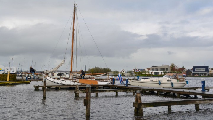 De Hellingshaven is populair bij watersporters. Zelfs in de herfst weten passanten het 'smûke haventsje' te vinden.