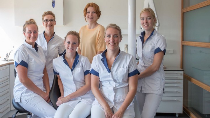 Het team van De HuysTandarts. Zittend rechts tandarts en praktijkeigenaar Ageeth Wildervank.