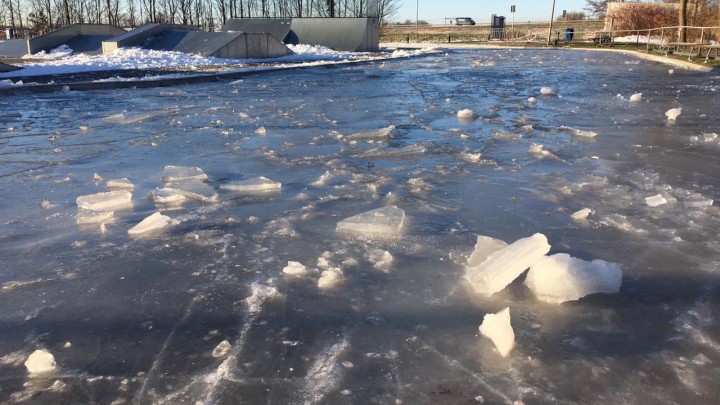 Het vernielde ijs van de Play en Skatebaan aan de Birstumerdyk. (Foto: Jikkie Piersma)