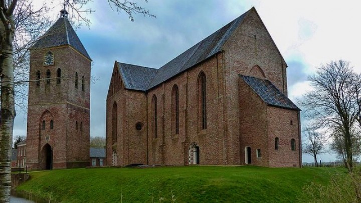 De Jacobuskerk in Zeerijp. Links de getroffen (vrijstaande) toren.