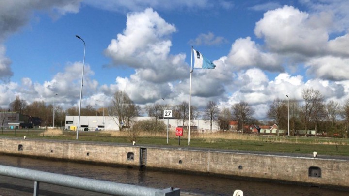 Bij de Oostersluis in Groningen staat nu kilometerbord 27.