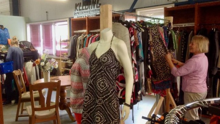Bij de Kringloopwinkel is ruime keuze aan zomerkleding voor zowel volwassenen als kinderen.
