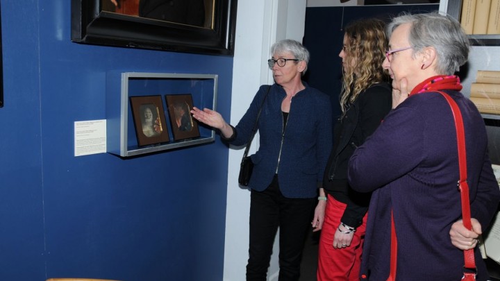Gieneke Arnolli (rechts) en Ilse Stap (midden) van het Fries Museum krijgen uitleg van Gieneke Verhoeven.