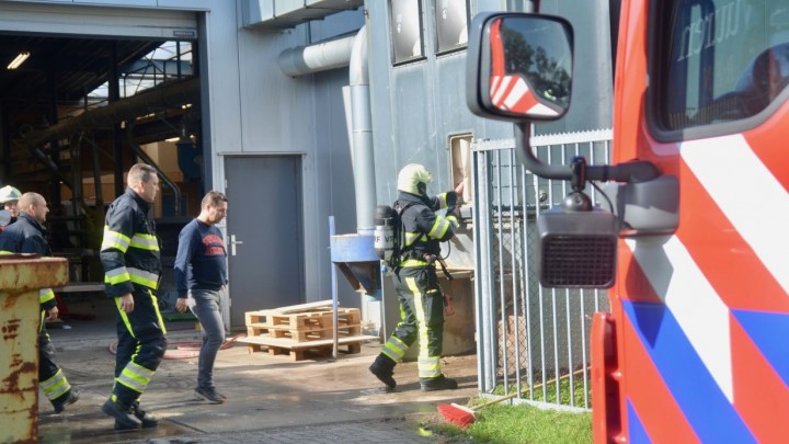Een brandweerman verricht een warmtemeting bij de afzuiging van Octo-Plus.