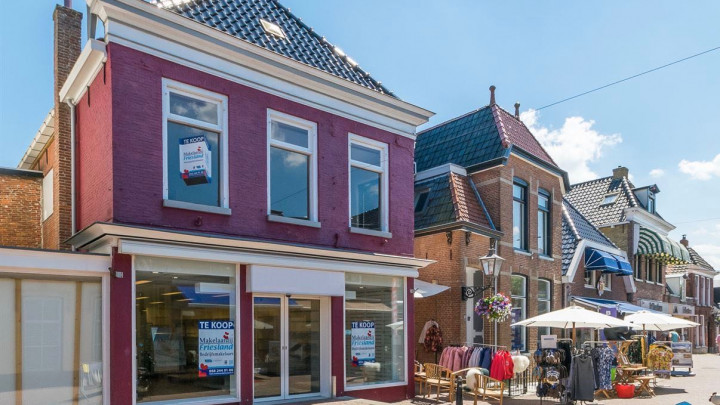 De voormalige Blokker aan de Hoofdstraat staat al een tijdje leeg. Volgens de gemeente lijken dergelijke panden geschikt als woonruimte. (Foto: Funda.nl)