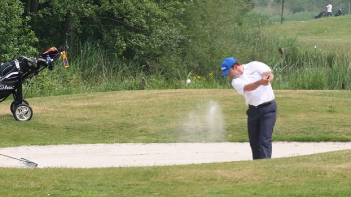De golfswing van bestuurslid Peter van den Broek bij golfclub de Groene Ster.