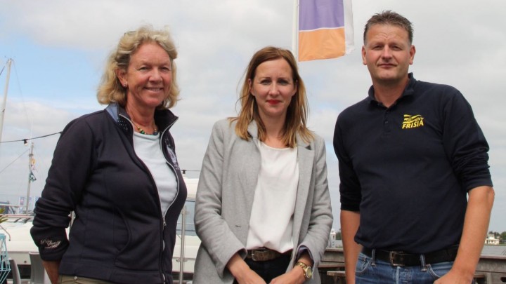Van links naar rechts: Emilie ter Pelkwijk (Stichting Zeilcentrum Grou), Christina Draaisma (Rabobank Zuidoost Friesland) en Pascal Homan (KWV Frisia).