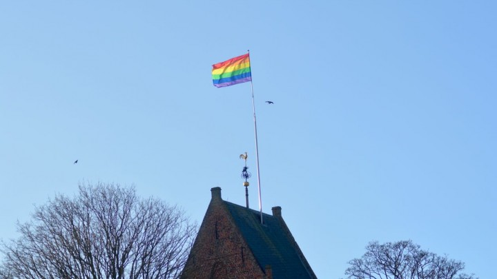 Regenboogvlag wappert op Sint Piterkerk