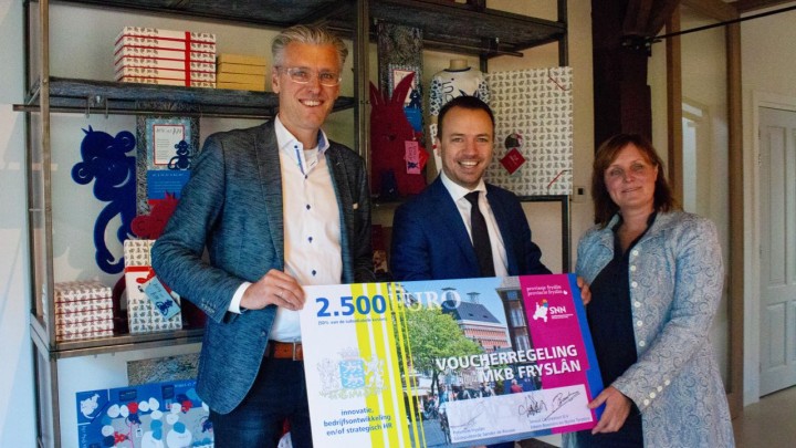  Edwin Boonstra en Nynke Terpstra van Smout-Family krijgen de 200ste voucher van gedeputeerde Sander de Rouwe (midden).