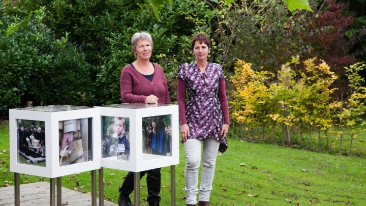 Jacqueline Schuurman (rechts) en Anja Zwanenburg bij de zelf ontworpen condoleancekast.