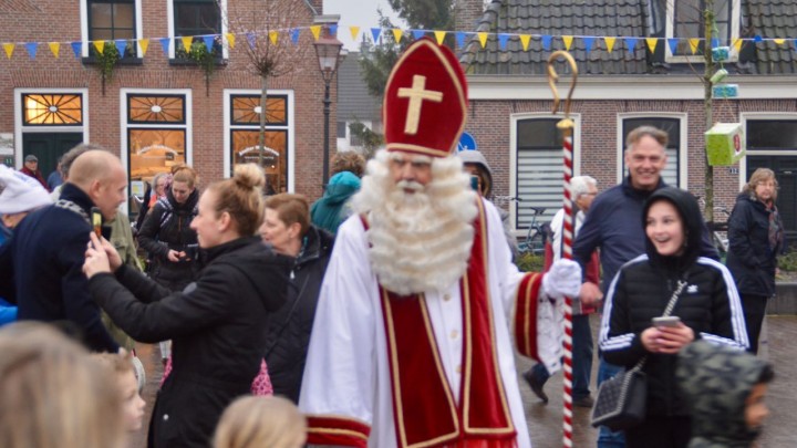 Sint Piter neemt op It Grien afscheid. Links is nog net loco-burgemeester Hein de Haan te zien.