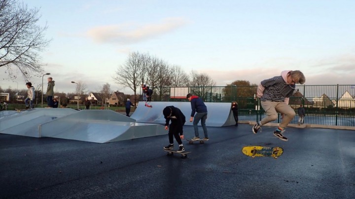De jeugd nam het skatemeubilair meteen na plaatsing in gebruik. (Foto: Jikkie Piersma)