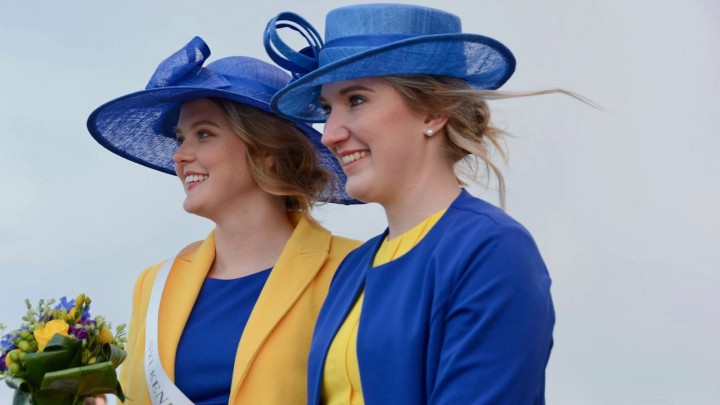 Janne Heida (links) is de Sylkeninginne 2019. Rechts haar hofdame Fenna Jansen. Beiden zijn gekleed in Grouster kleuren.