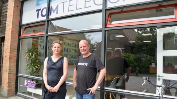 Bedrijfsleider Sytske Jongsma en reparateur Marten Lieuwes voor het Grouster filiaal van TomTelecom.