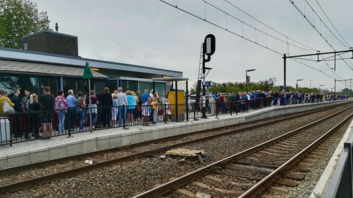 Zo'n drukte als tijdens het lange weekend van 'de Reuzen' in Leeuwarden, zal het op het station niet gauw meer worden.