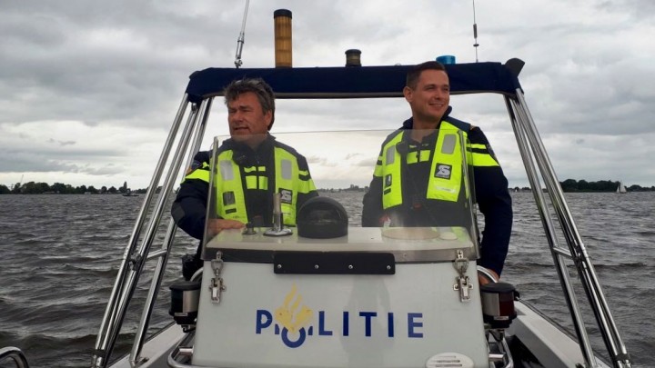 Politie bekeurt jeugdige bootjevaarders