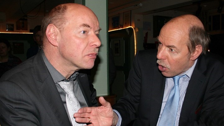 Wim (links) en Hans Anker houden een praatje op de jaarvergaderingen van de ijsclubs. (Foto: Paul Hettinga)